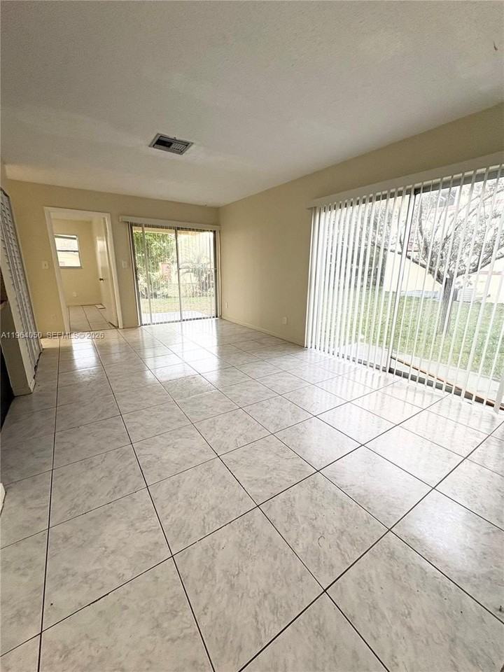 813 Sw 10th St #B - Photo 2 of 7