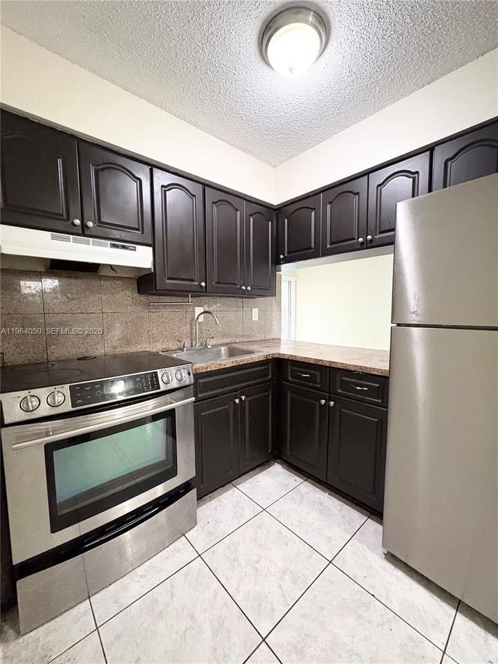 813 Sw 10th St #B - Photo 3 of 7
