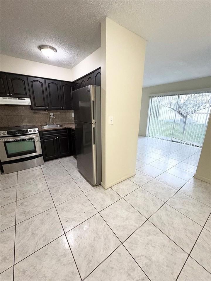 813 Sw 10th St #B - Photo 4 of 7