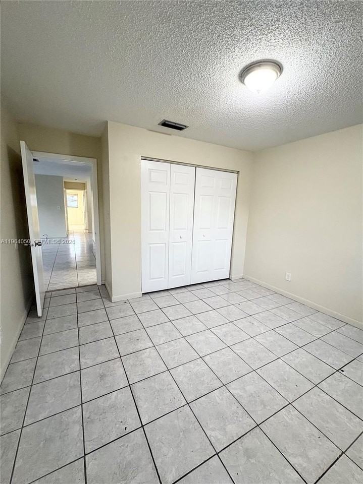 813 Sw 10th St #B - Photo 5 of 7