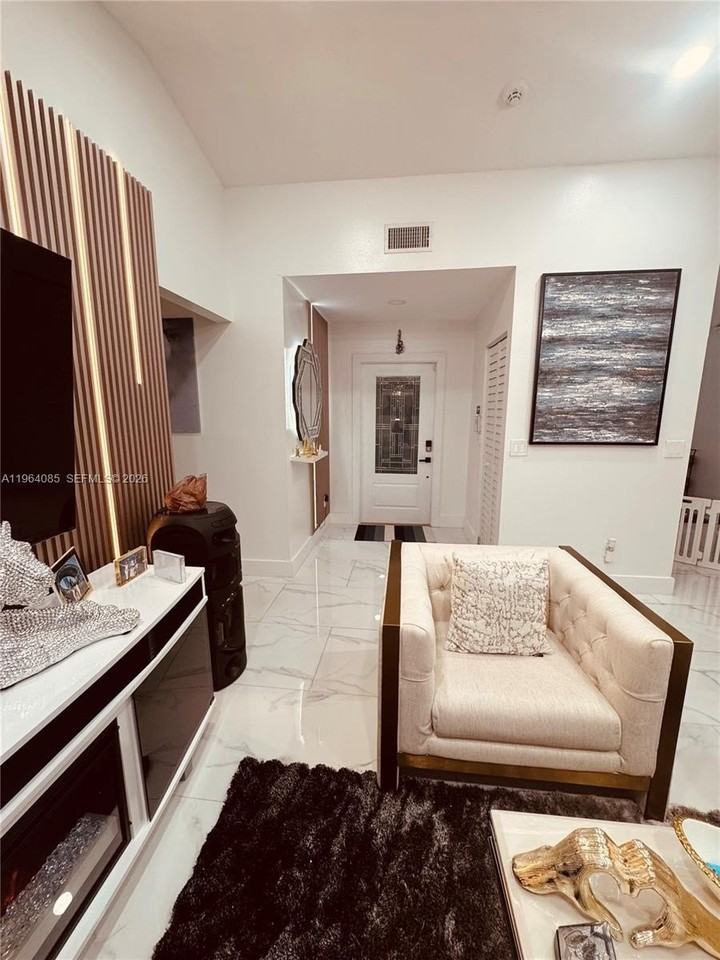 11761 Nw 12th St - Photo 5 of 31