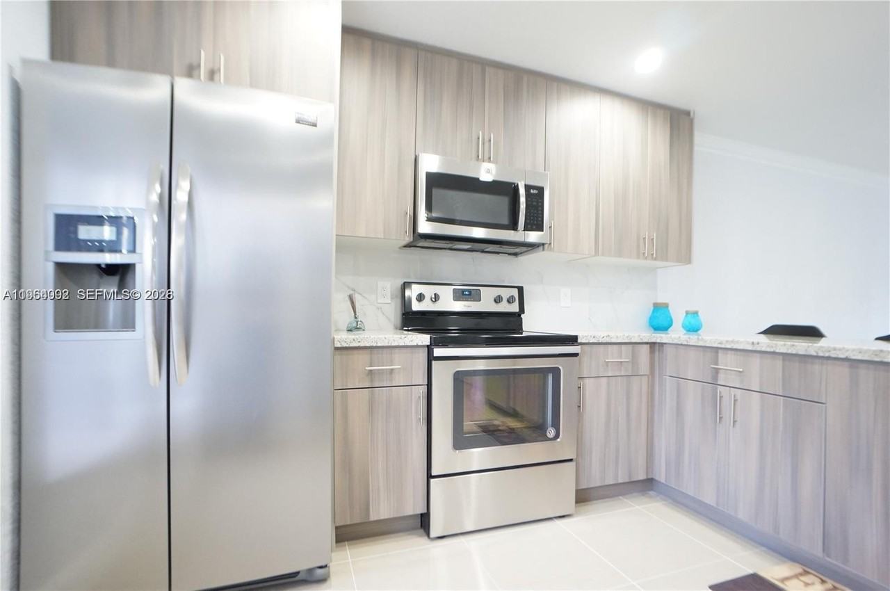 610 Nw 108th Ter - Photo 3 of 37