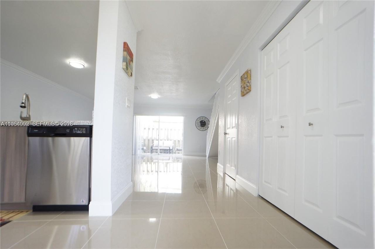 610 Nw 108th Ter - Photo 4 of 37