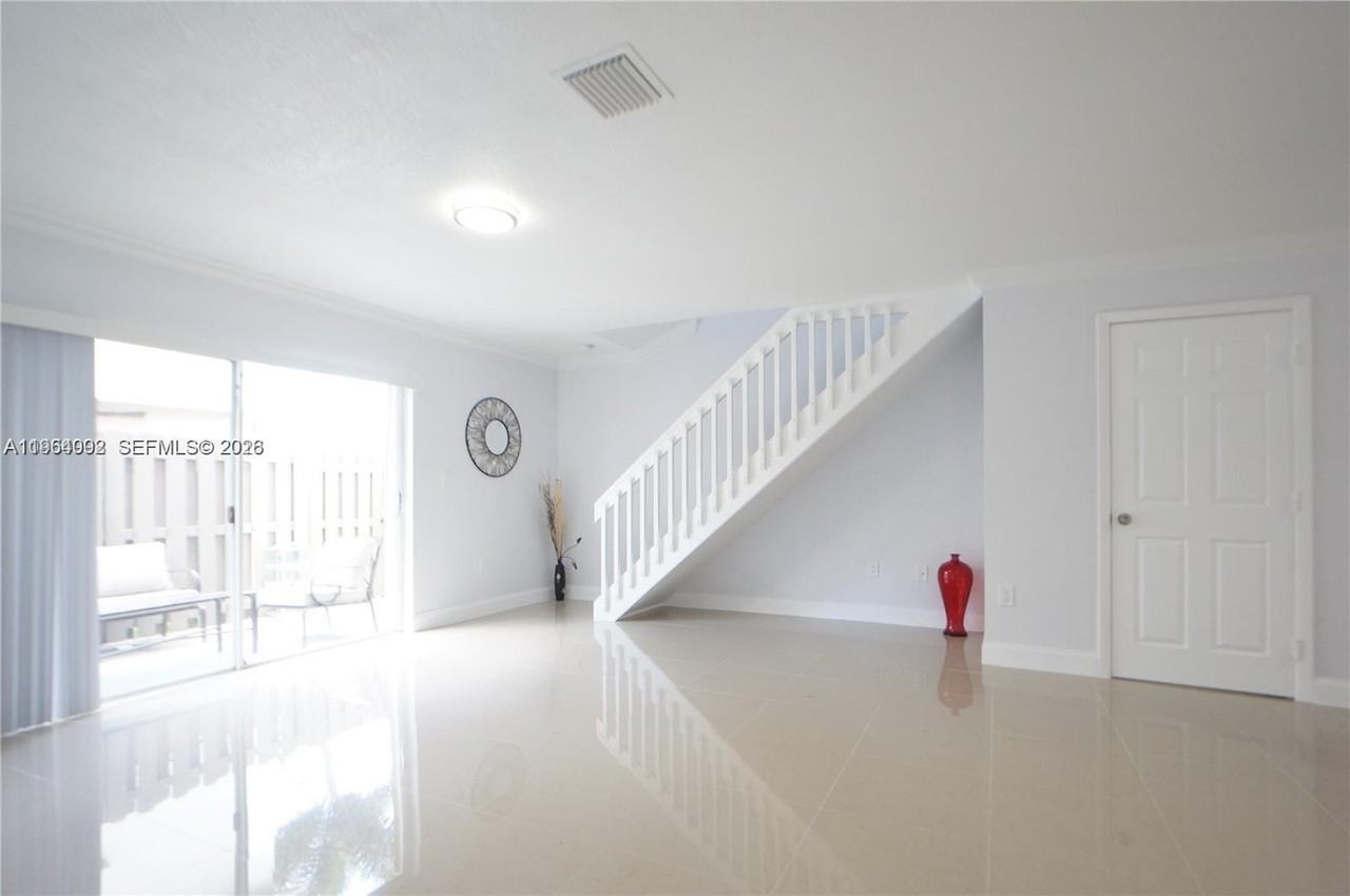 610 Nw 108th Ter - Photo 6 of 37