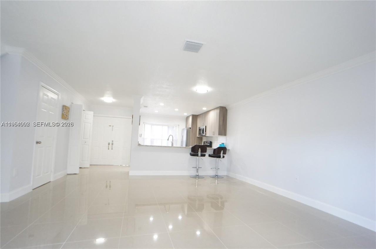 610 Nw 108th Ter - Photo 7 of 37