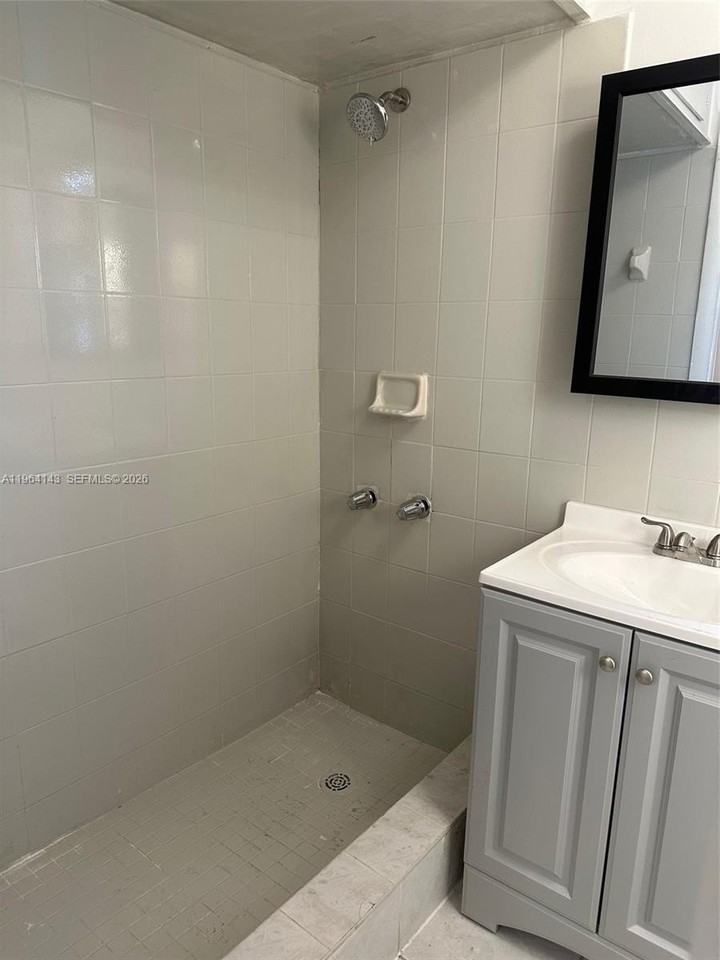 1275 W 31st St #3 - Photo 4 of 8