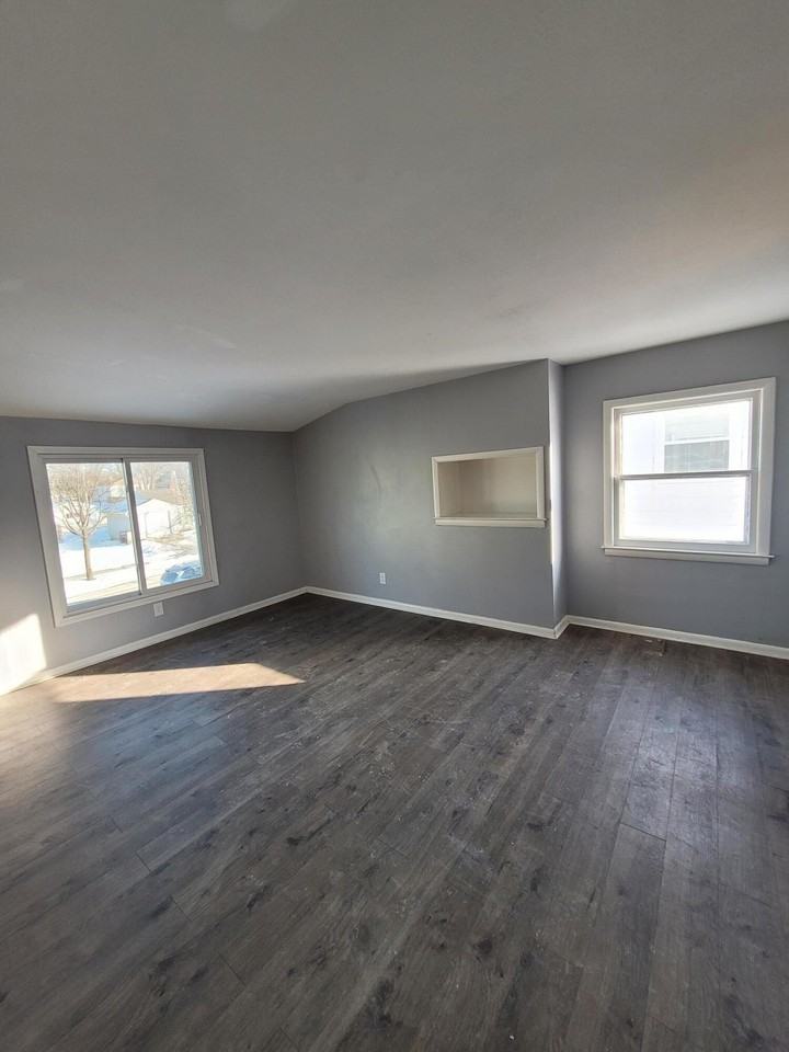 6183 N 38th St - Photo 3 of 10