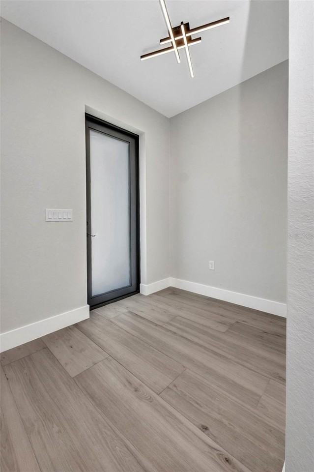 1327 Wesley Dr - Photo 5 of 48