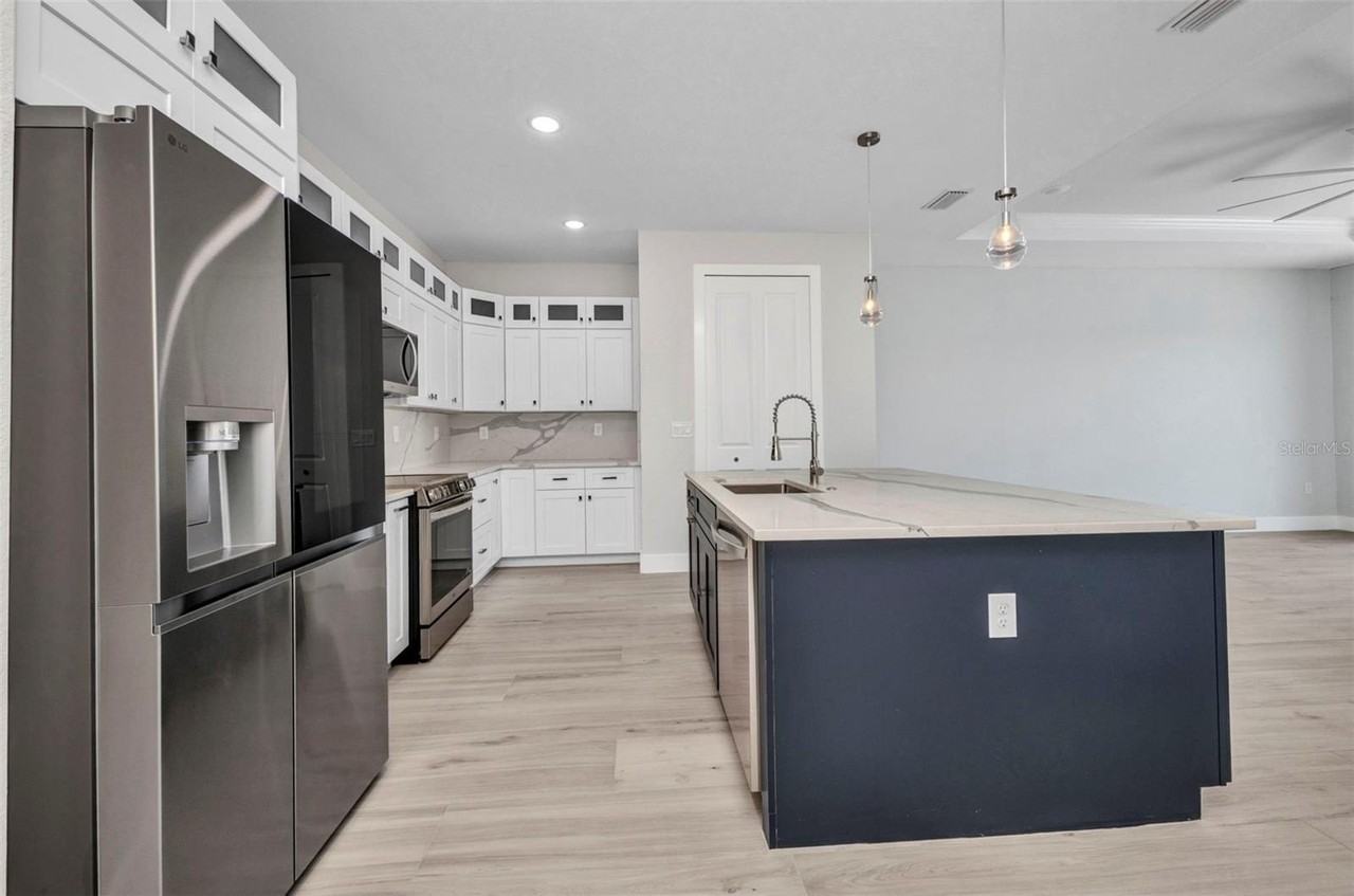 1327 Wesley Dr - Photo 7 of 48