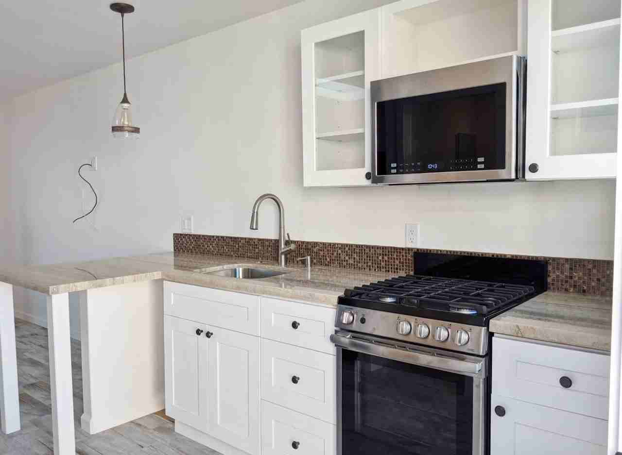 1620 Waring St Unit B - Photo 3 of 17