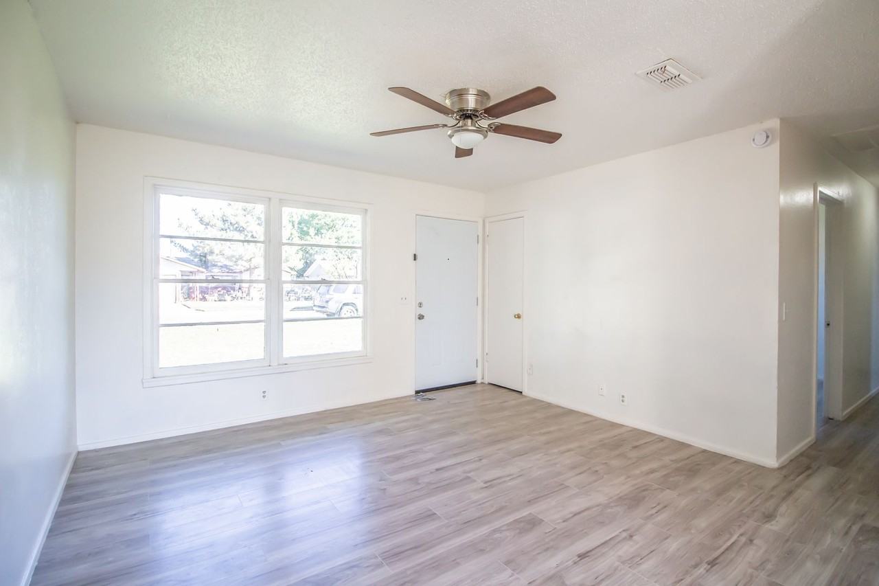 1921 73rd St - Photo 3 of 14