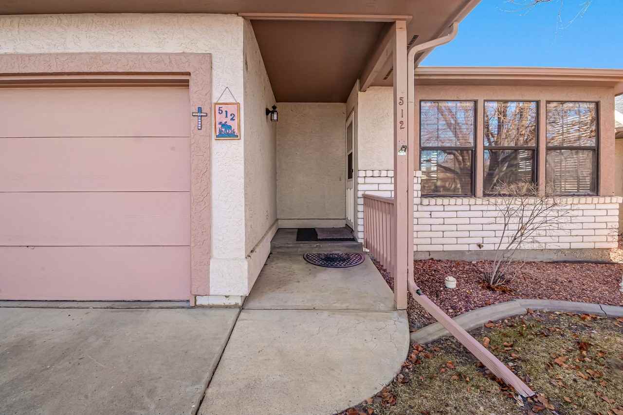 512 Eastgate Ct - Photo 3 of 5