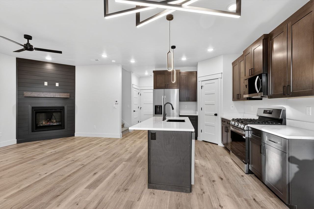 695 S Boulevard - Photo 3 of 50