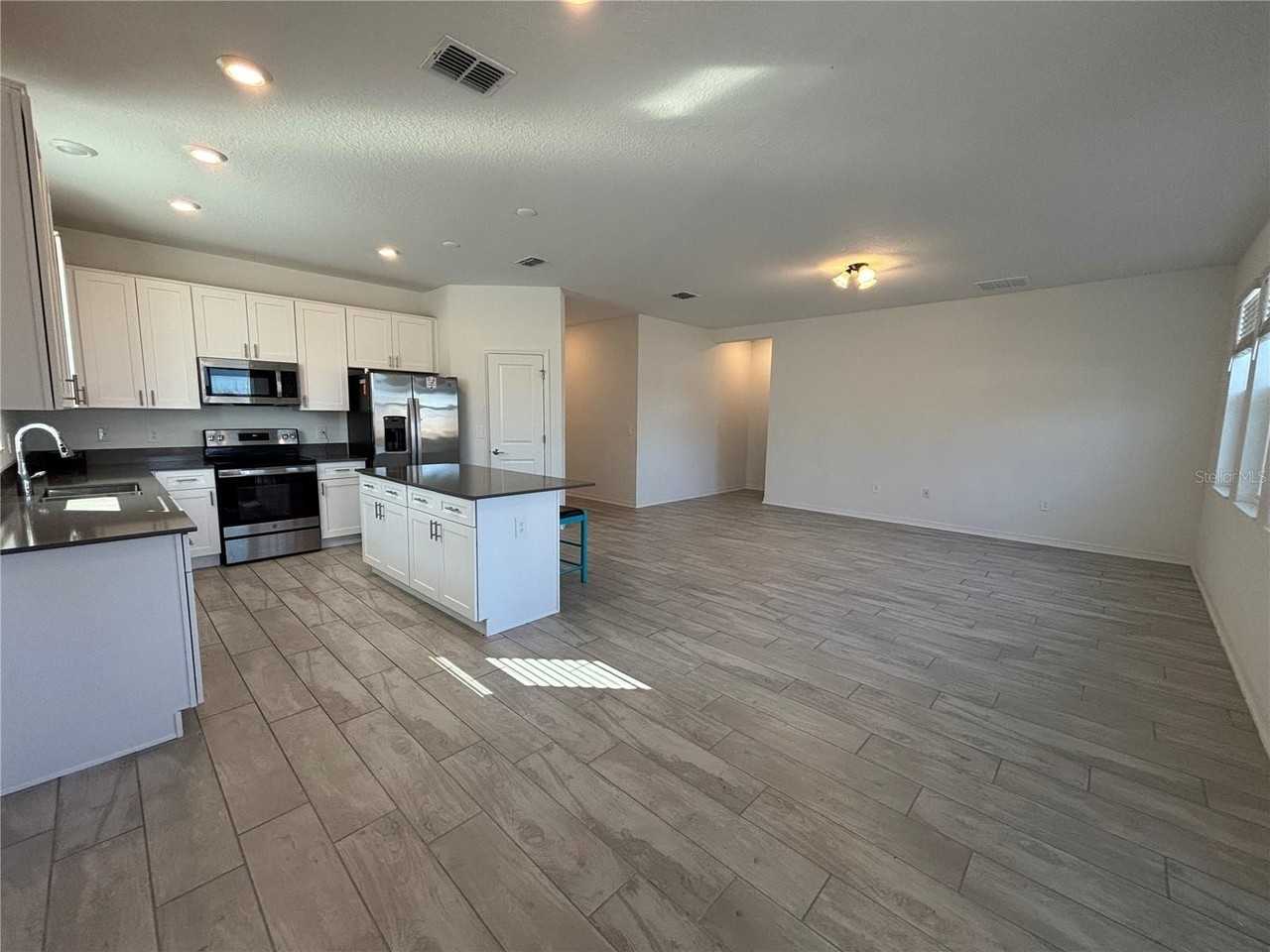 724 Grove St - Photo 4 of 11