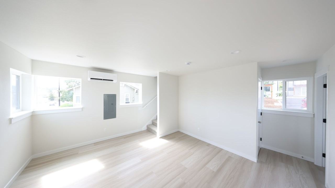 476 Se Barrington Dr #F2 - Photo 2 of 8