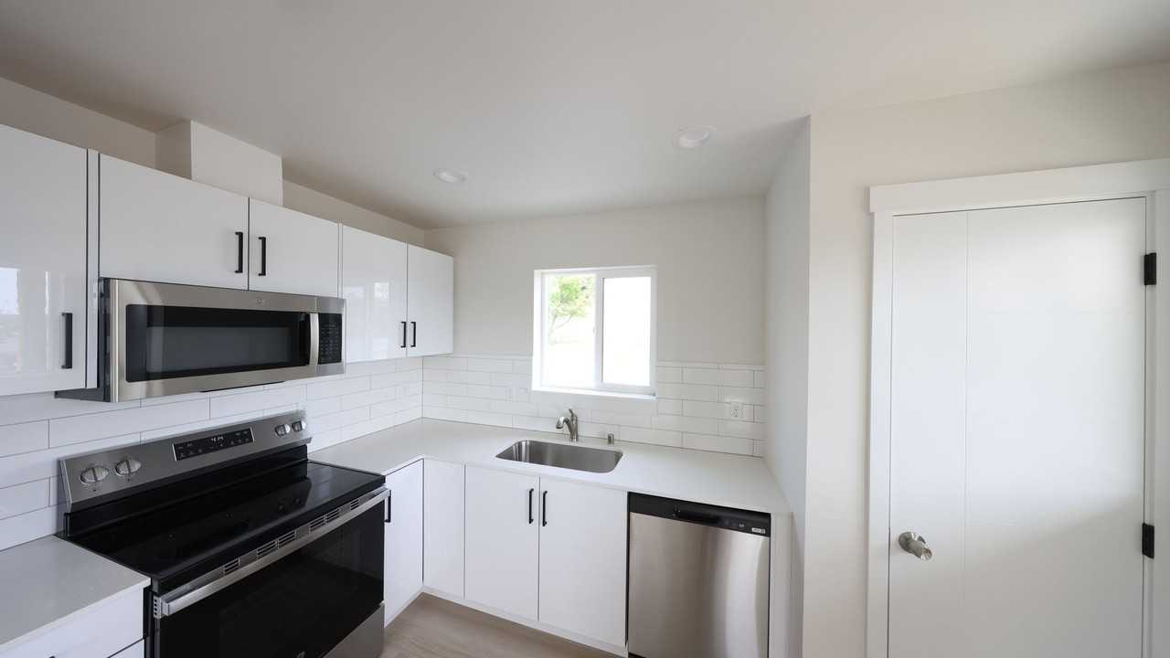 476 Se Barrington Dr #F2 - Photo 3 of 8