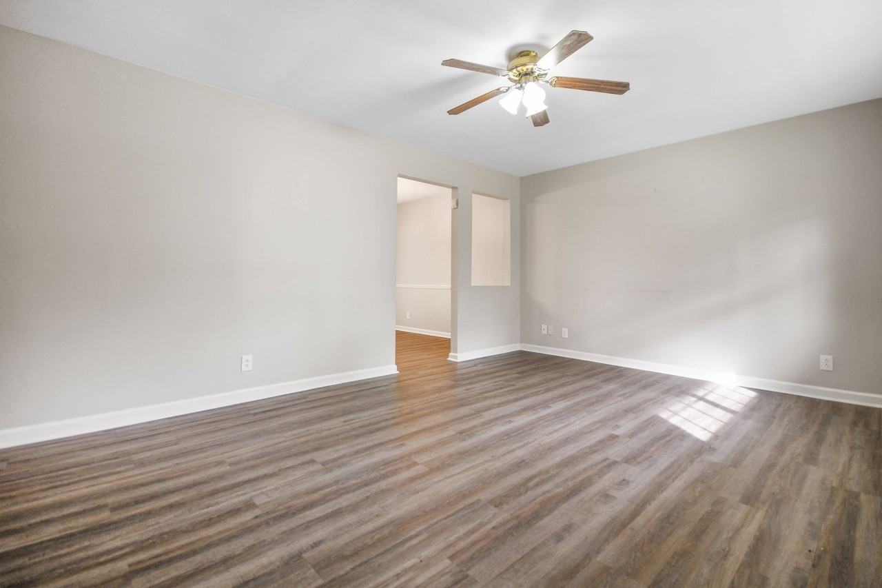 554 Roselawn Dr - Photo 2 of 12