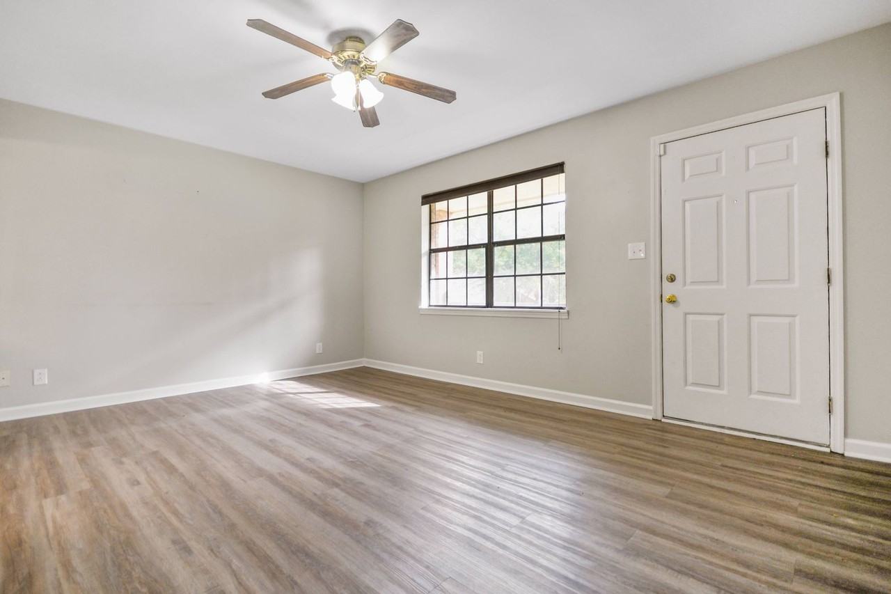 554 Roselawn Dr - Photo 3 of 12