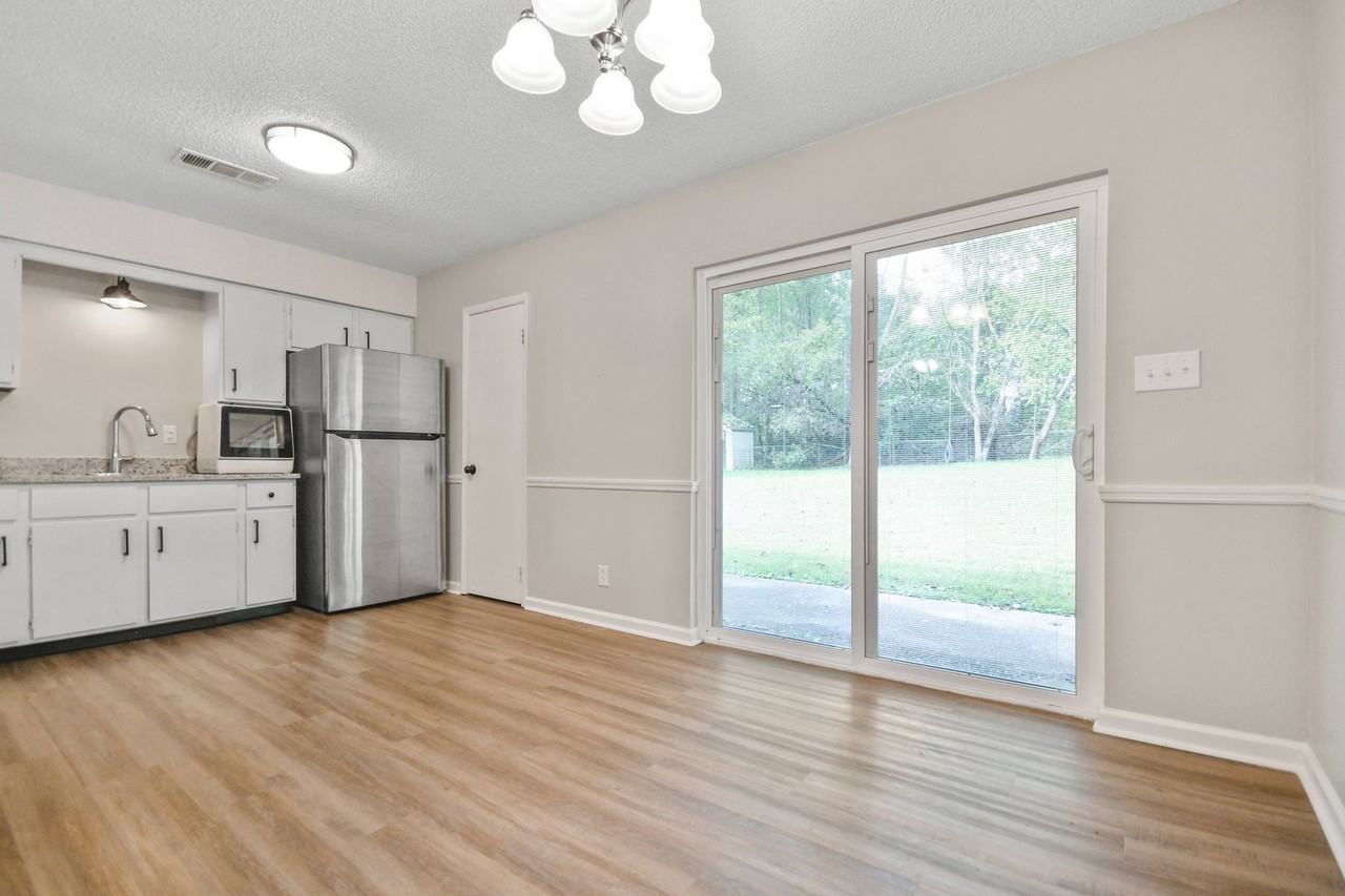 554 Roselawn Dr - Photo 5 of 12