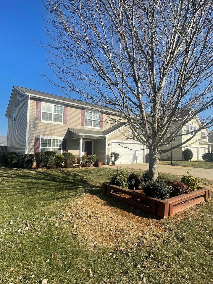 10053 Highland Creek Cir - Photo 3 of 6