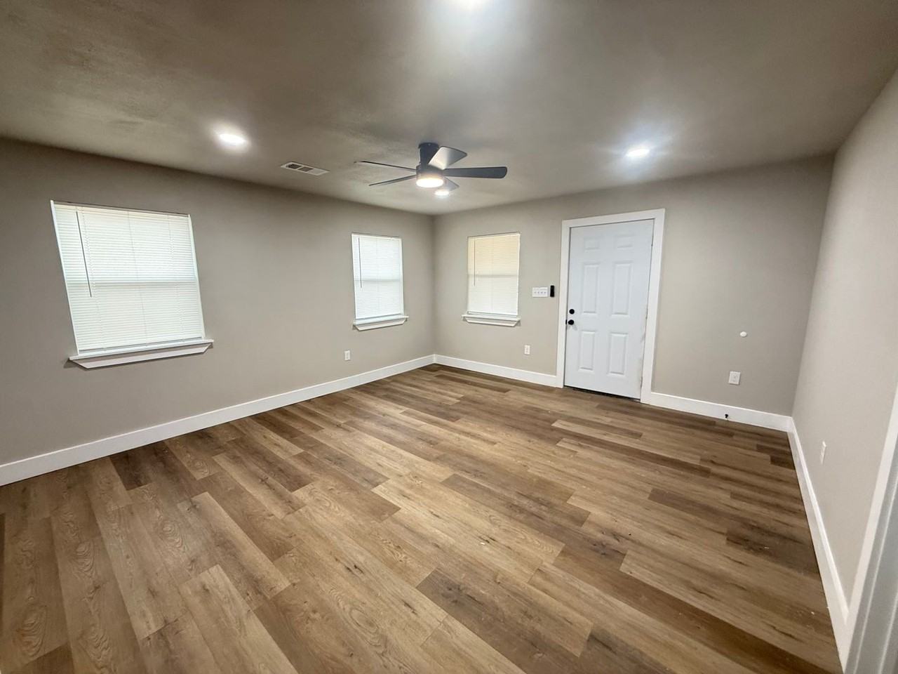 815 Graham Ave - Photo 3 of 11