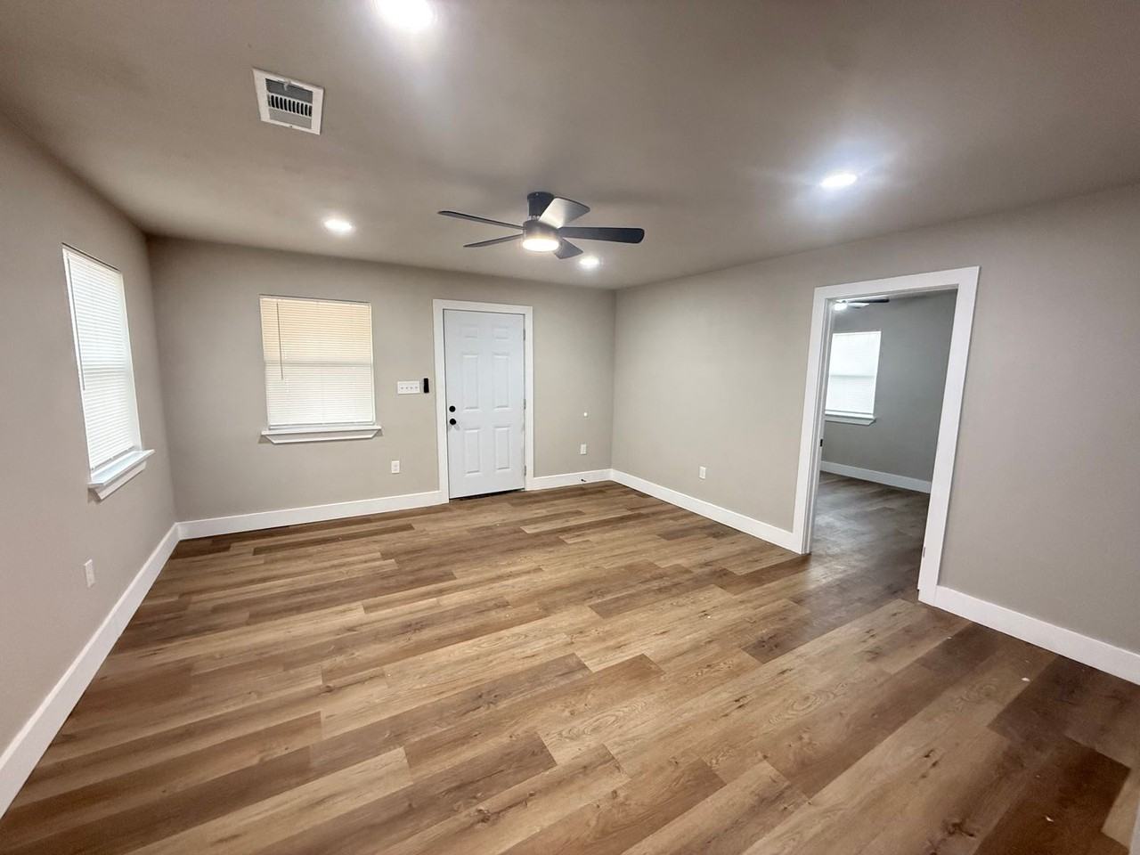 815 Graham Ave - Photo 4 of 11