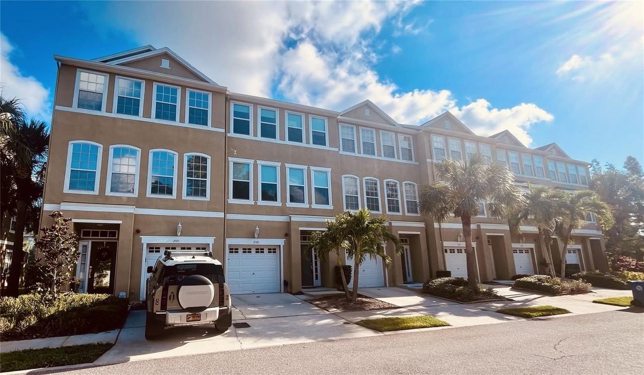 2915 Pointeview Dr - Photo 2 of 22