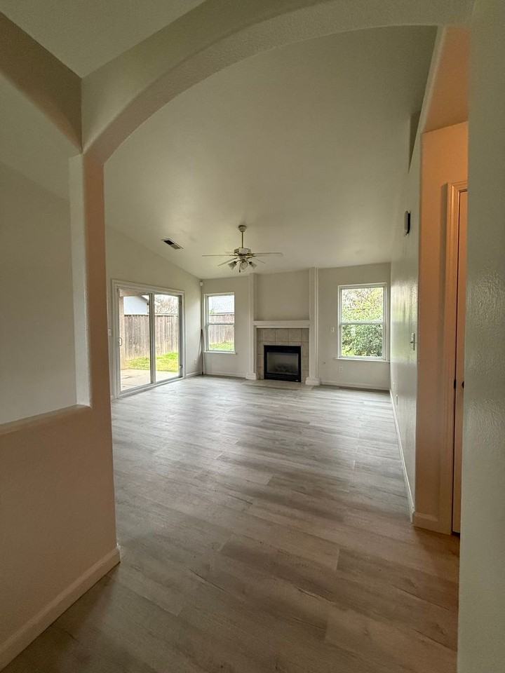 413 Wawona Ct - Photo 2 of 12