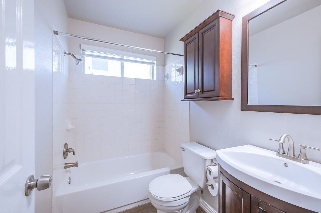 645 Fort Thomas Pl - Photo 7 of 28