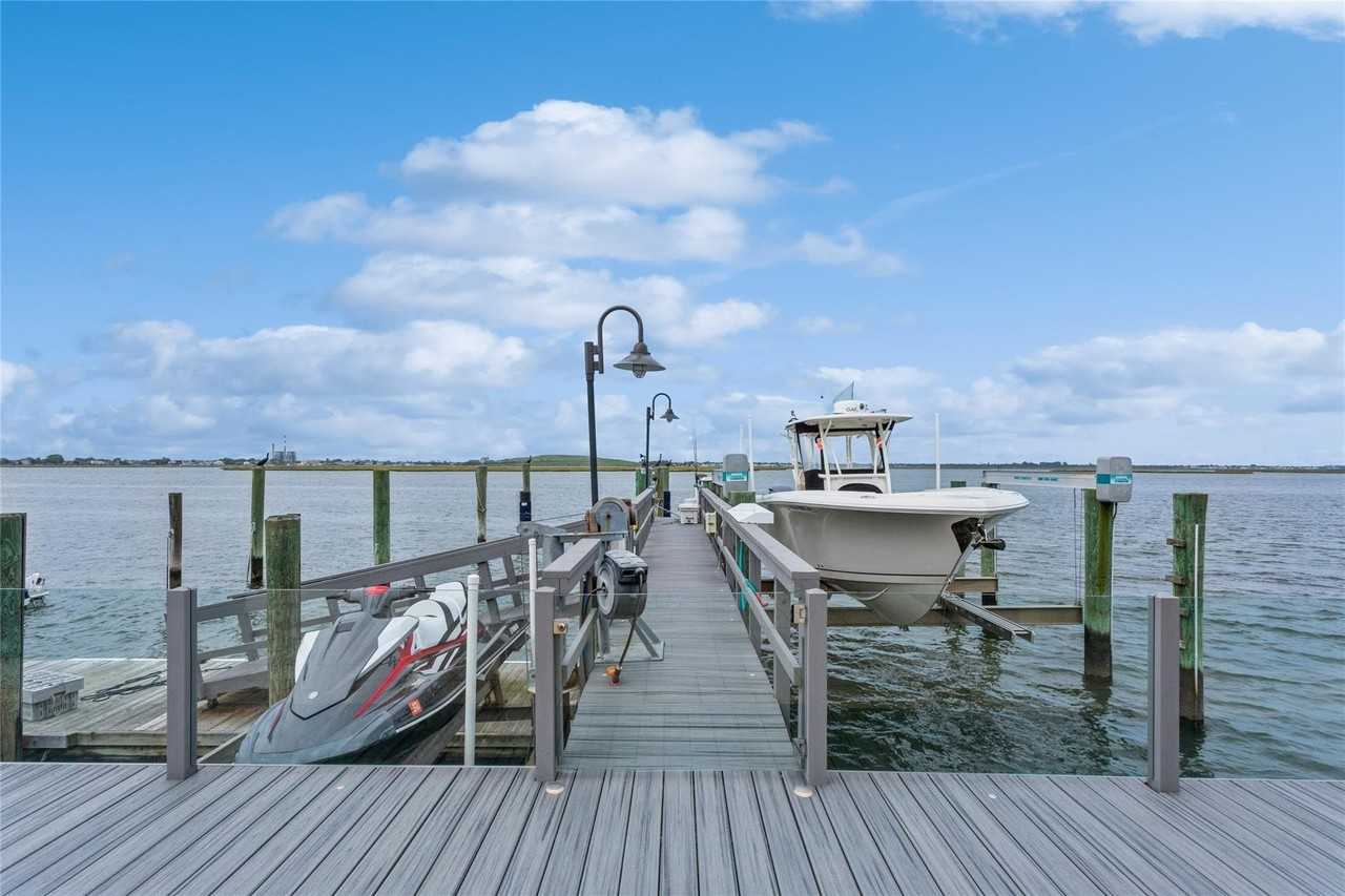 319 Harbor Dr - Photo 5 of 33