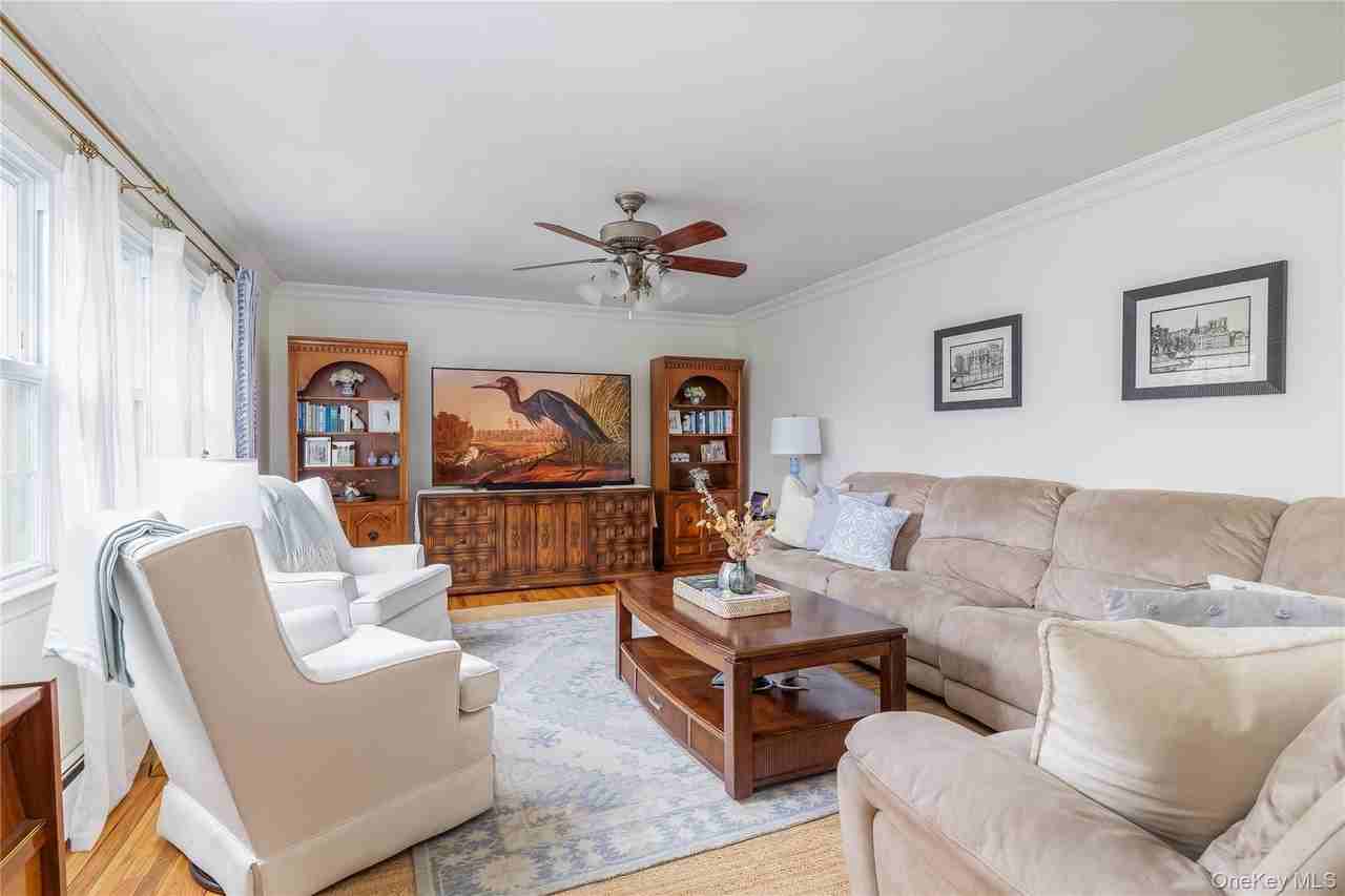 44 Frazer Dr - Photo 3 of 31