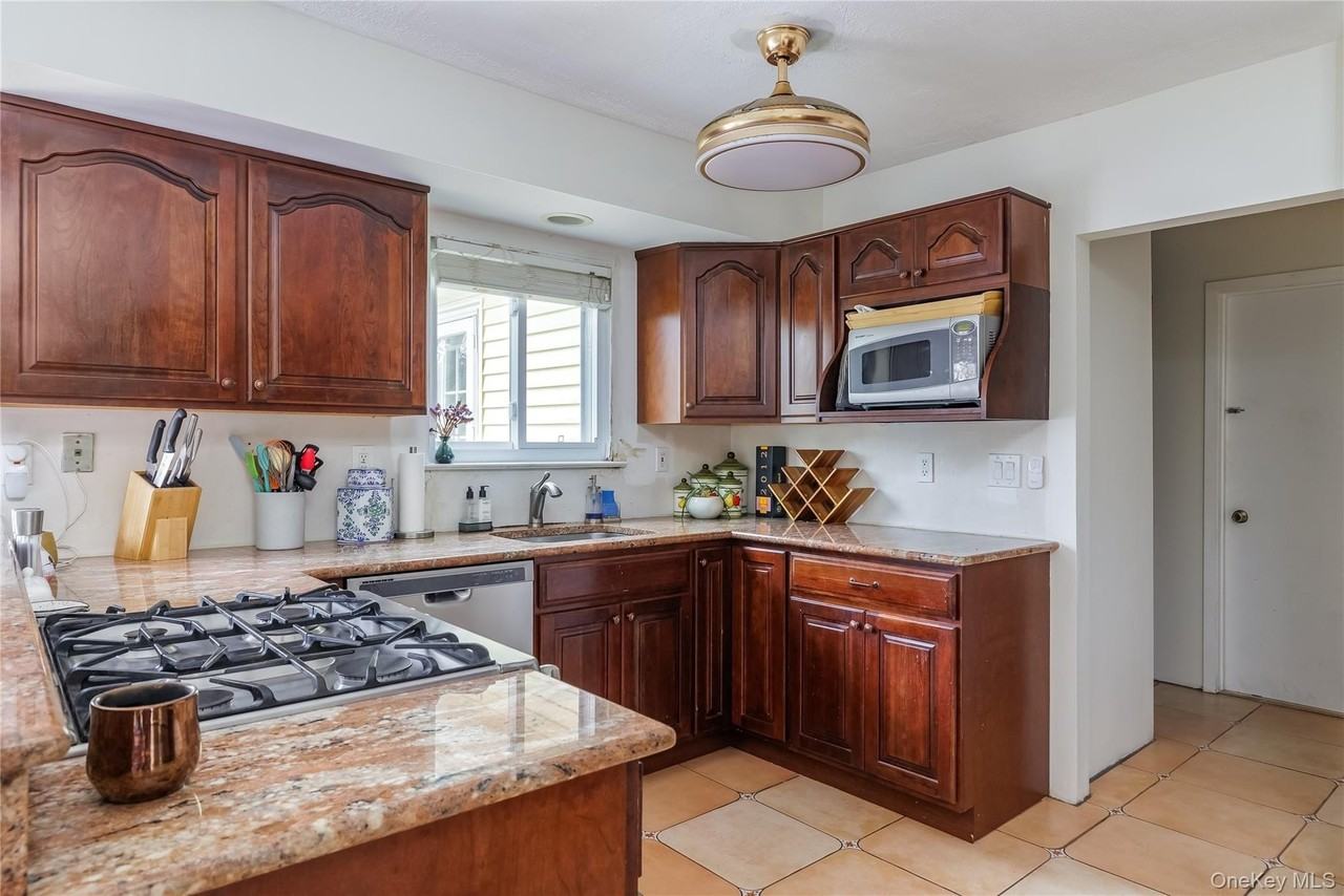 44 Frazer Dr - Photo 5 of 31