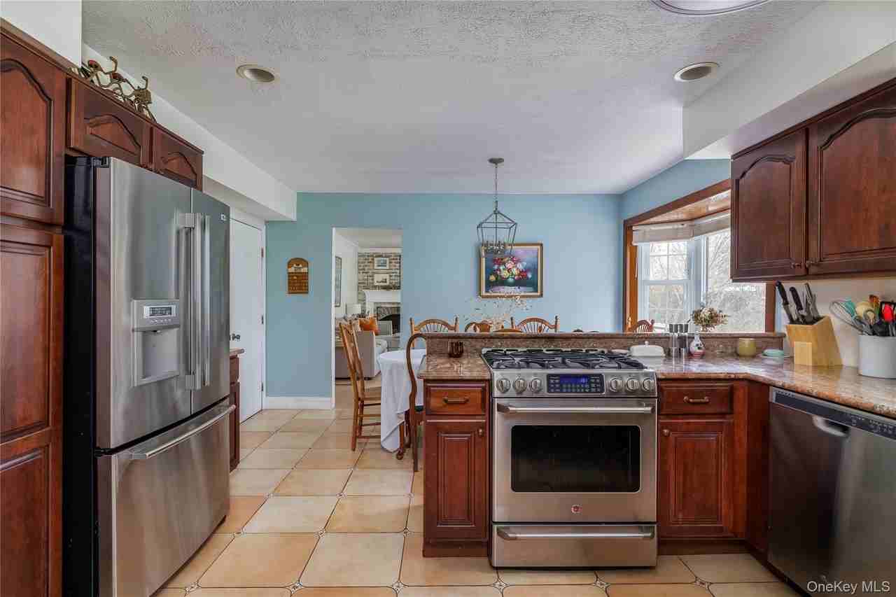 44 Frazer Dr - Photo 6 of 31