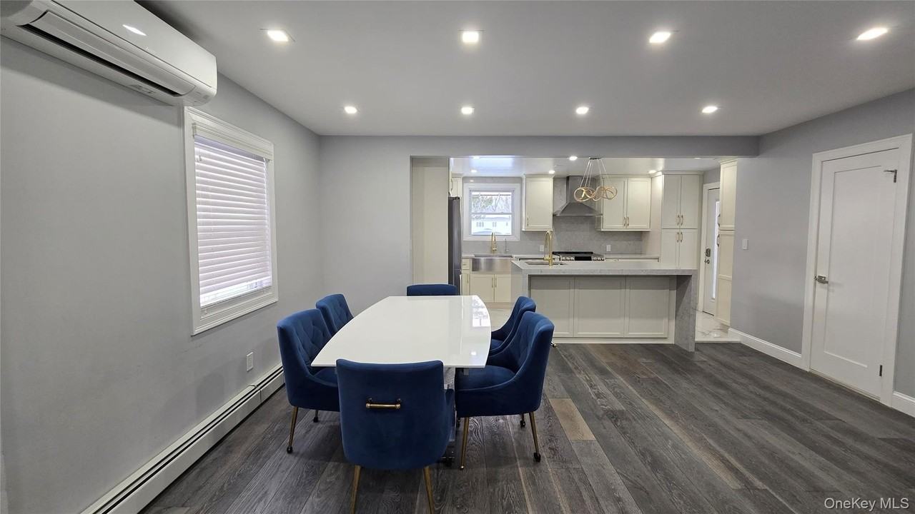 8006 209th St - Photo 4 of 25