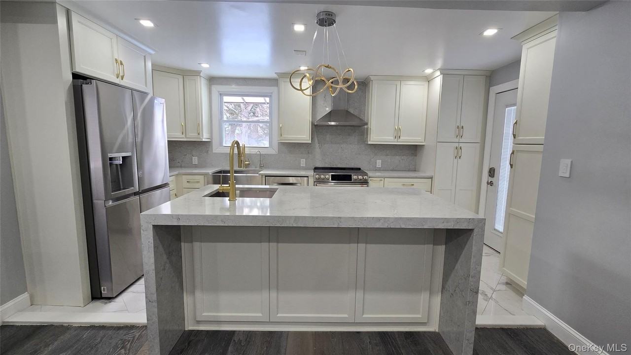 8006 209th St - Photo 6 of 25