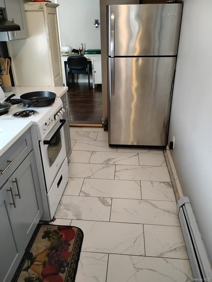 60 Bay Ave - Photo 3 of 10