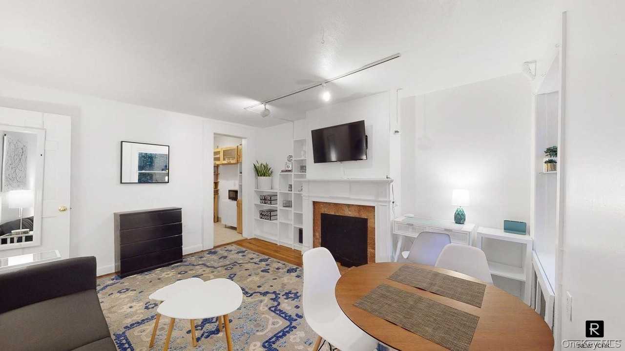 31 W 10th St Apt 1r #1R - Photo 3 of 10