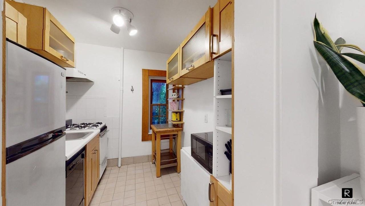 31 W 10th St Apt 1r #1R - Photo 4 of 10