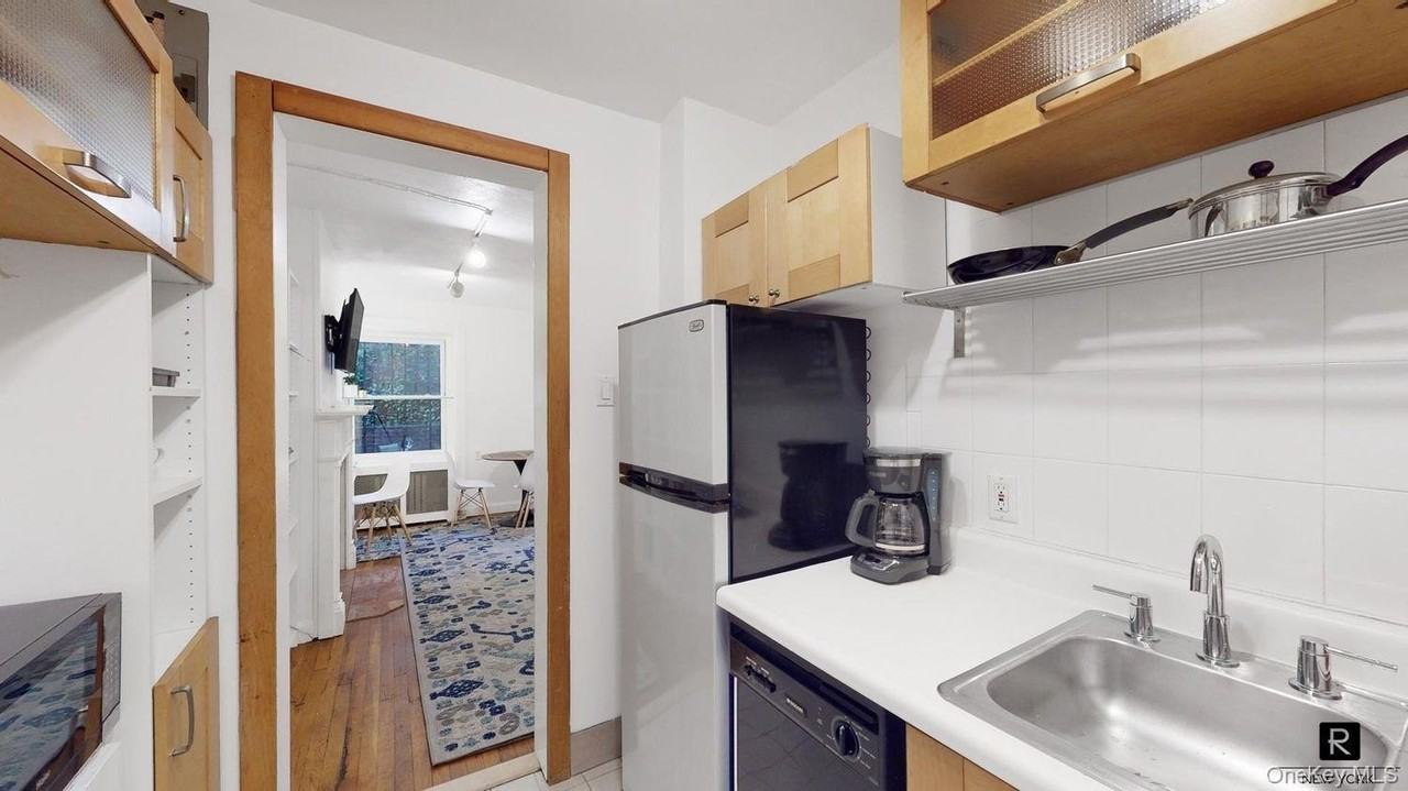 31 W 10th St Apt 1r #1R - Photo 6 of 10