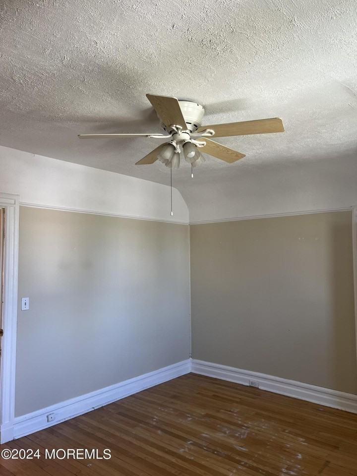 84 Mclaren St - Photo 6 of 17