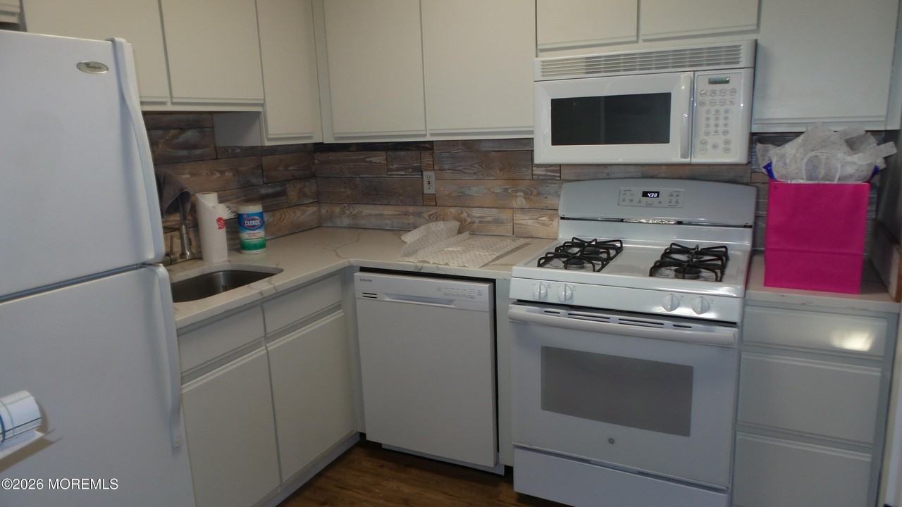 3403 Bridge Ave Apt 3 #3 - Photo 4 of 11