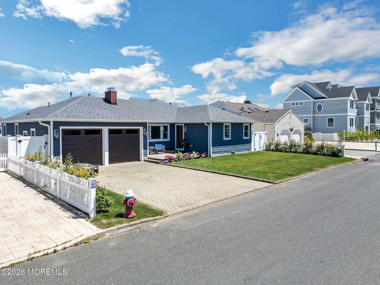 347 Bay Ln - Photo 3 of 46