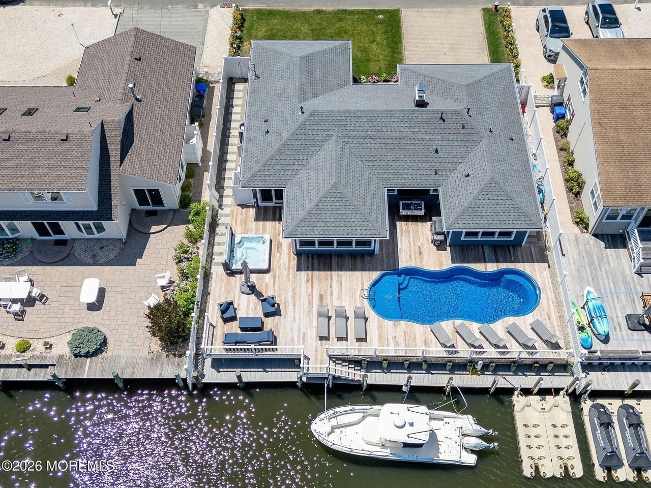 347 Bay Ln - Photo 4 of 46