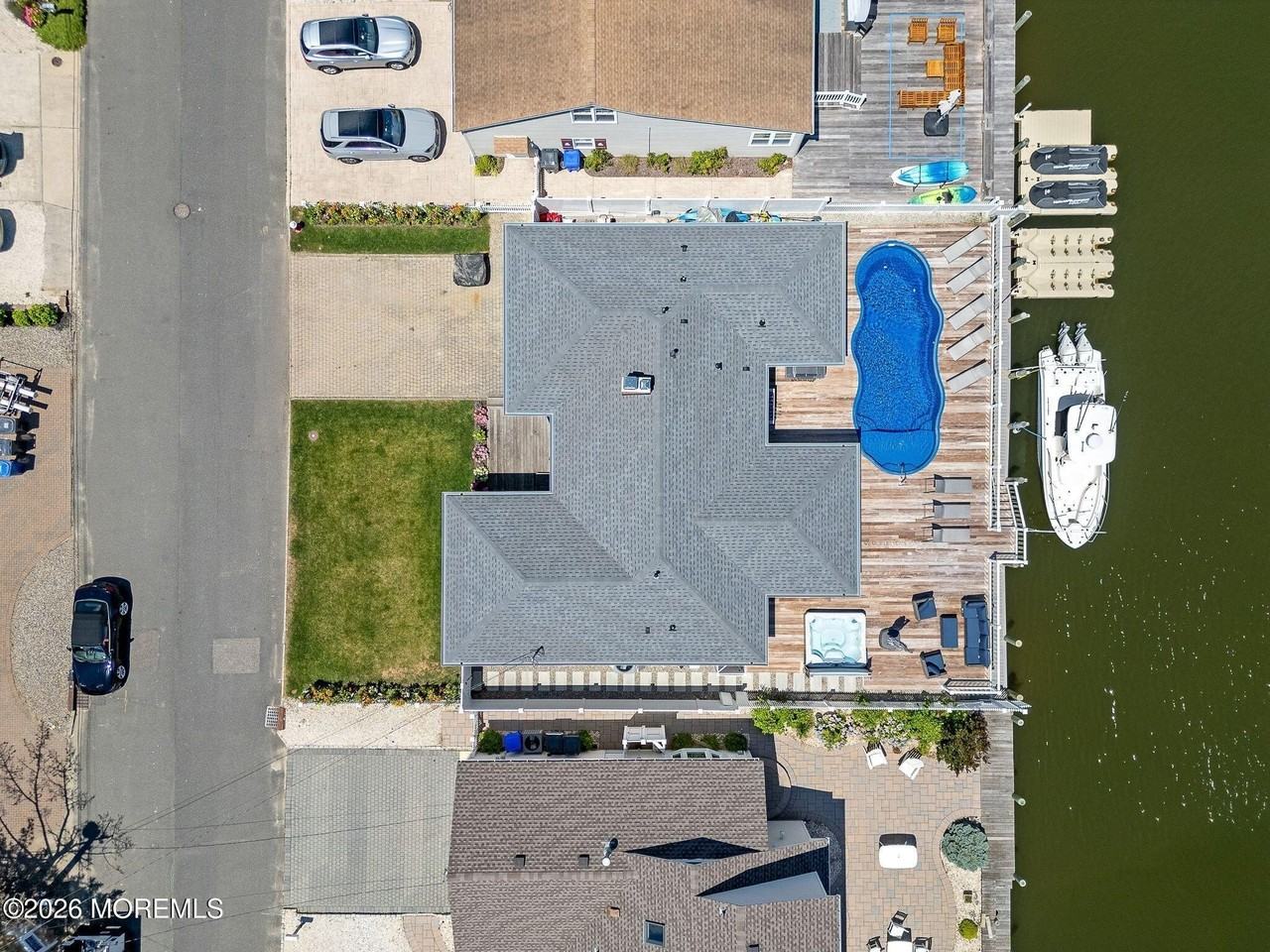 347 Bay Ln - Photo 5 of 46