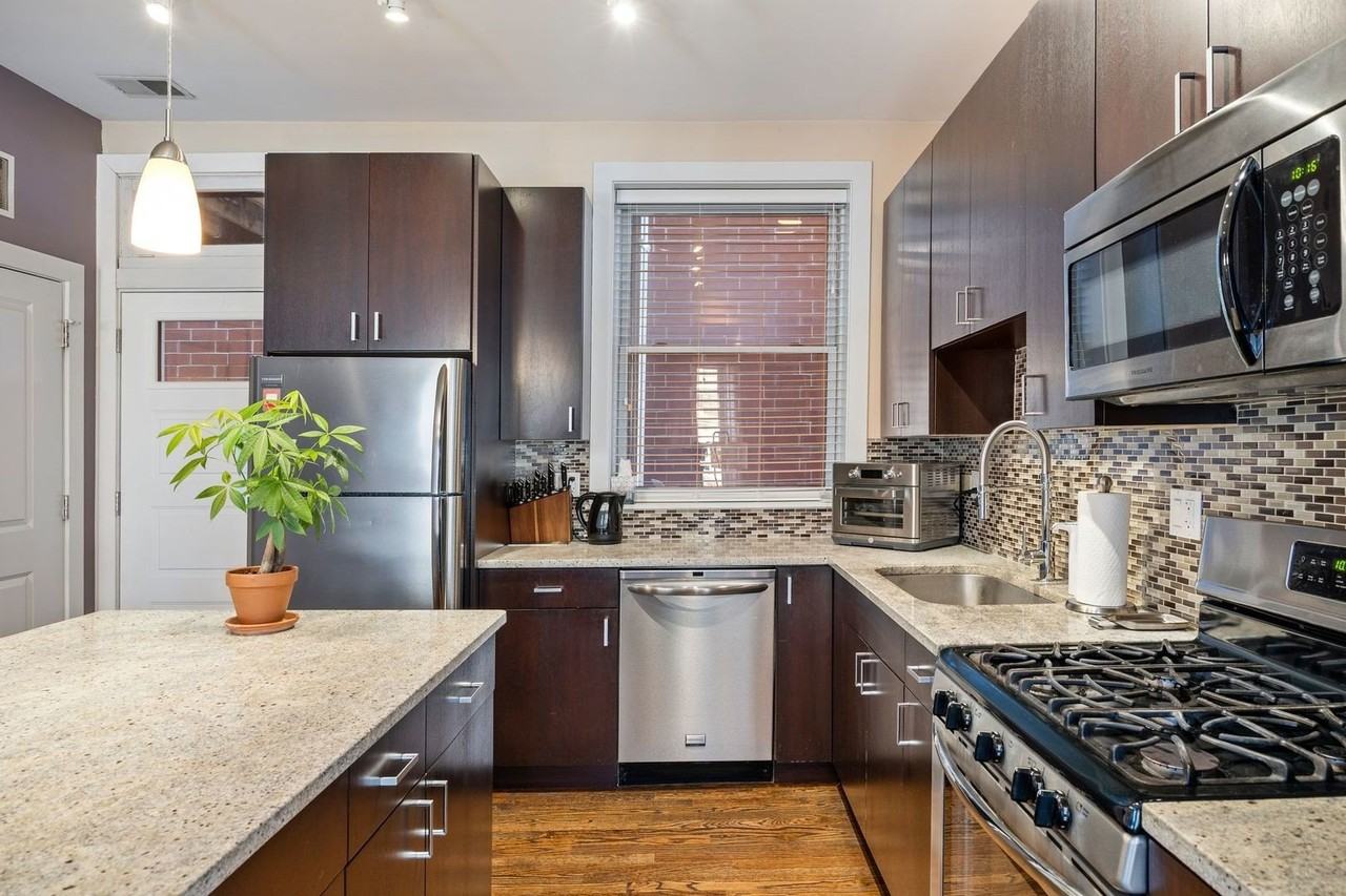 1951 W Byron St Apt 2w #2W - Photo 7 of 13