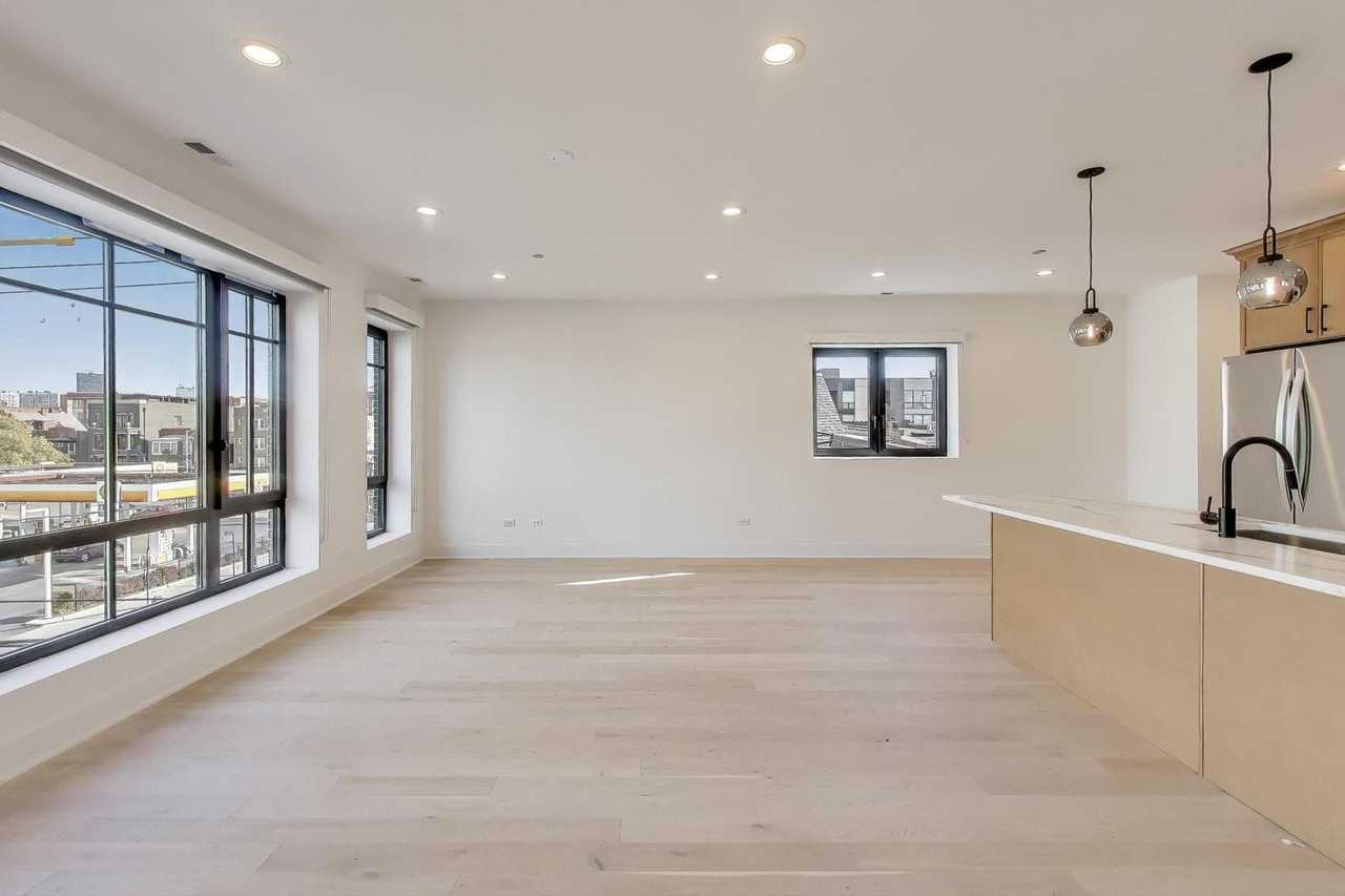 1619 W Lawrence Ave Apt 3 #3 - Photo 4 of 19