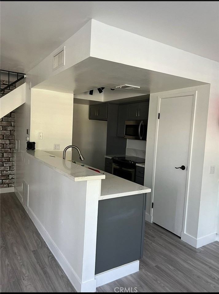 1301 W 8th St - Photo 3 of 12