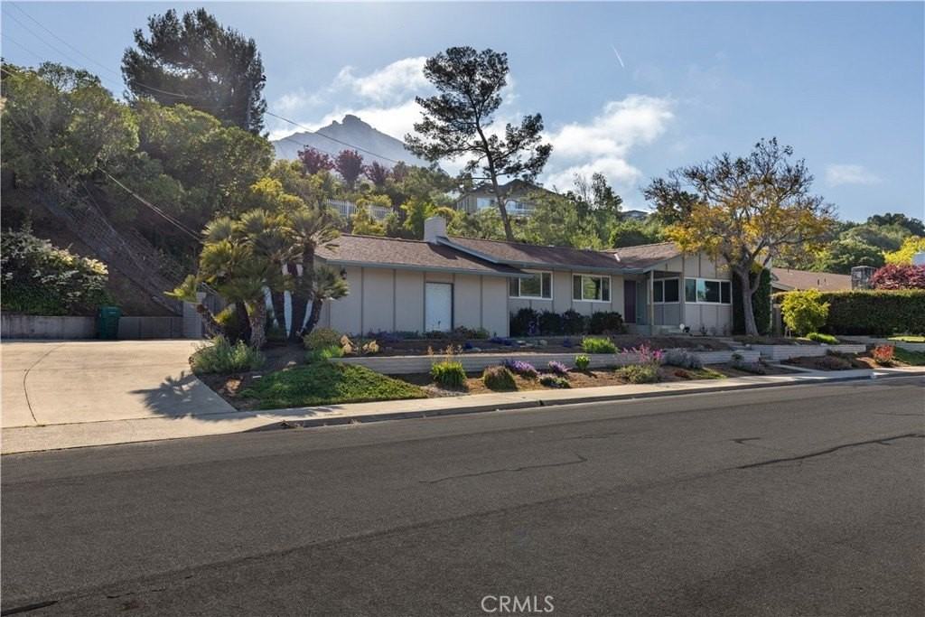 668 Patricia Dr - Photo 3 of 50