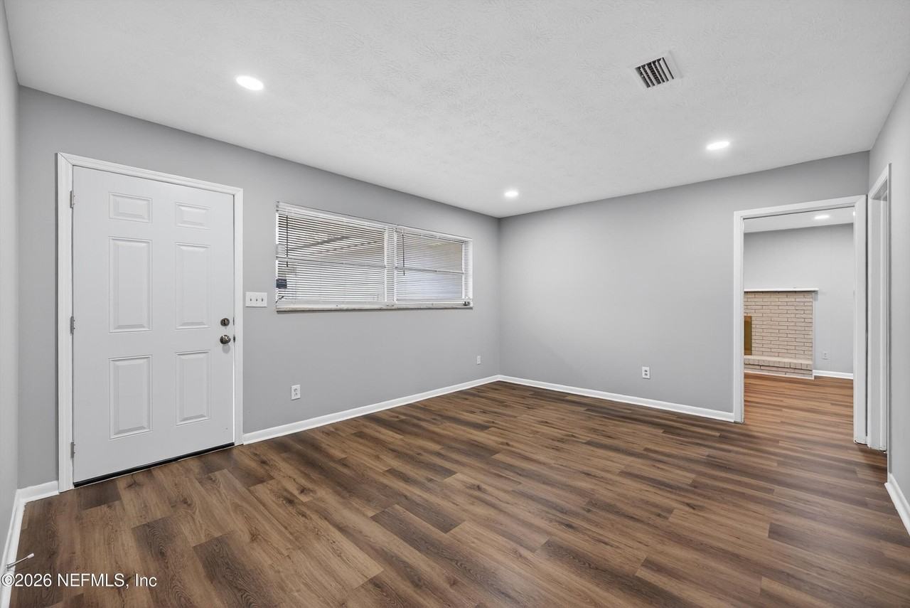 8015 Jaguar Dr - Photo 3 of 42