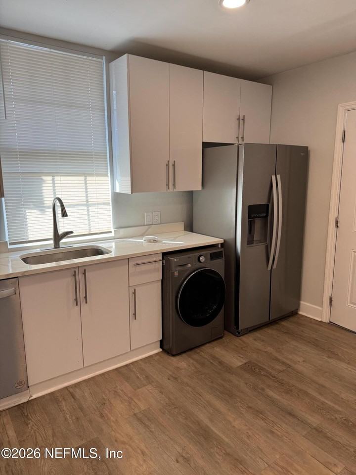 2357 College St - Photo 5 of 12